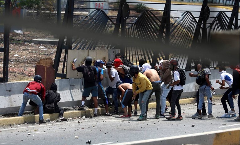 Na prošlotjednim prosvjedima u Venezueli poginulo pet osoba. Uhićeno 233